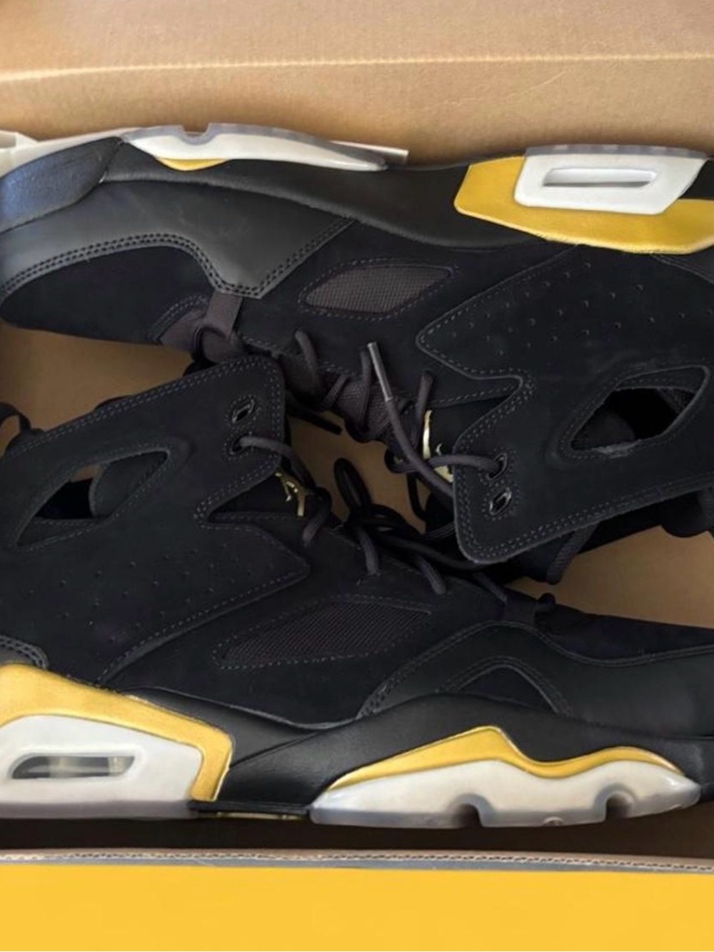 Nike Air Jordan - Black/Metallic Gold - Picture 4 of 8